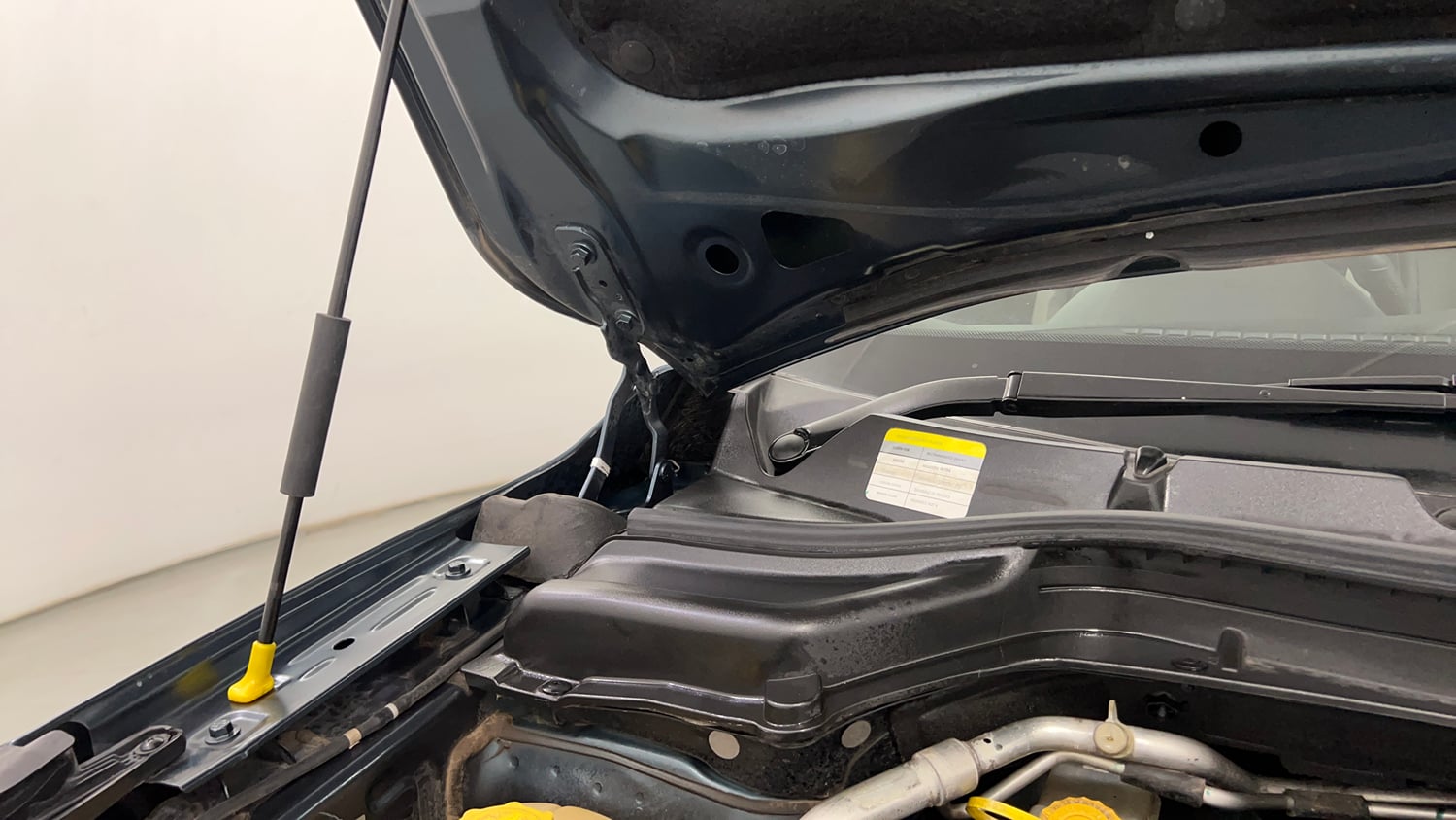 Used 2023 Mahindra XUV 300 W8 (O) 1.2 Petrol AMT Petrol Automatic engine ENGINE RIGHT SIDE HINGE & APRON VIEW