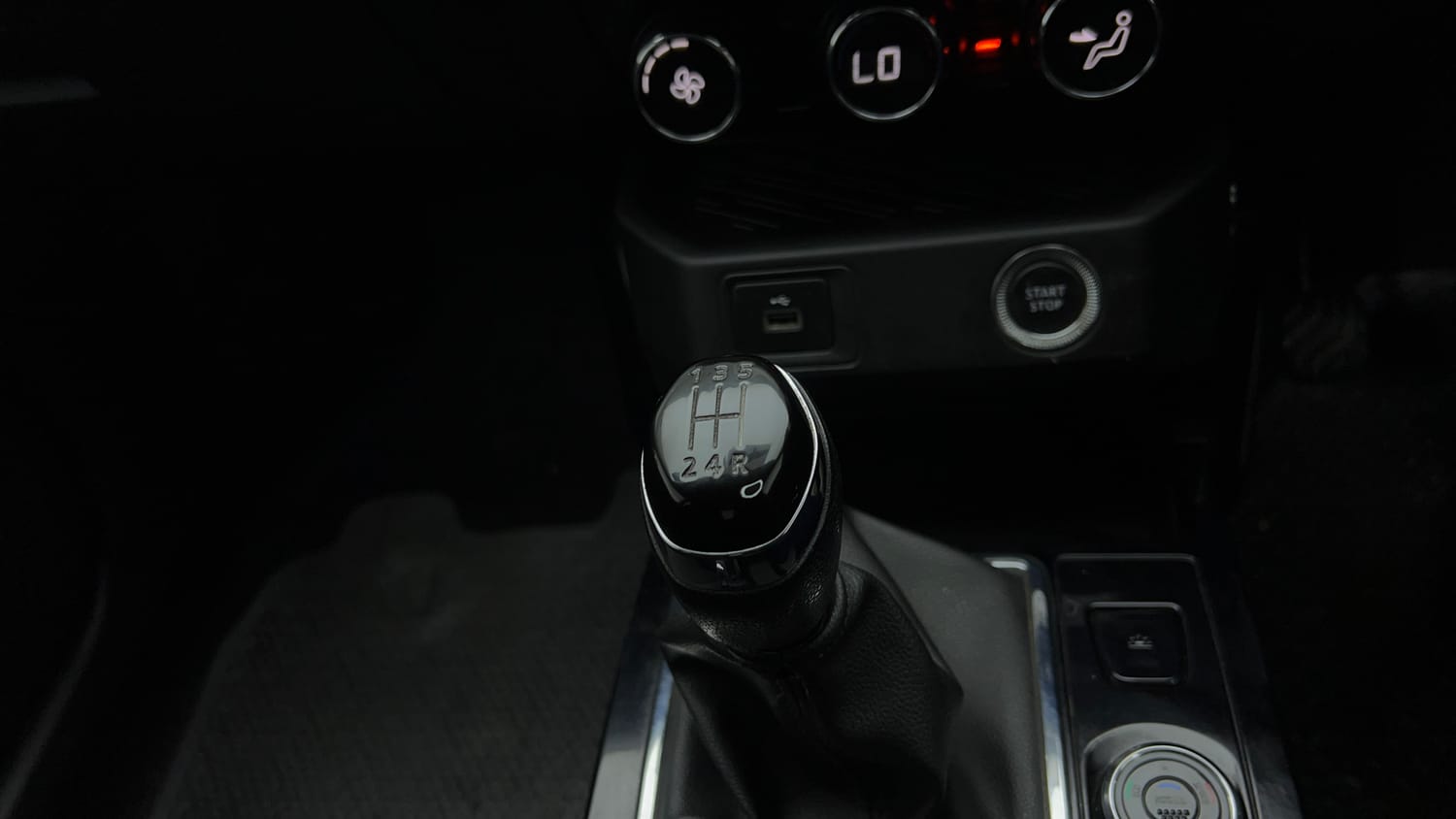 Used 2021 Renault Kiger RXZ 1.0 Turbo MT Petrol Manual interior GEAR  KNOB VIEW