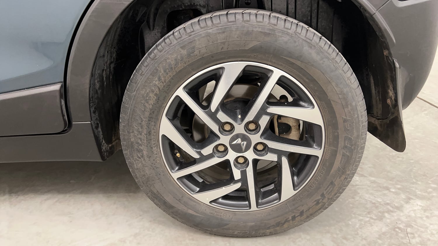 Used 2023 Mahindra XUV 300 W8 (O) 1.2 Petrol AMT Petrol Automatic tyres LEFT REAR TYRE RIM VIEW