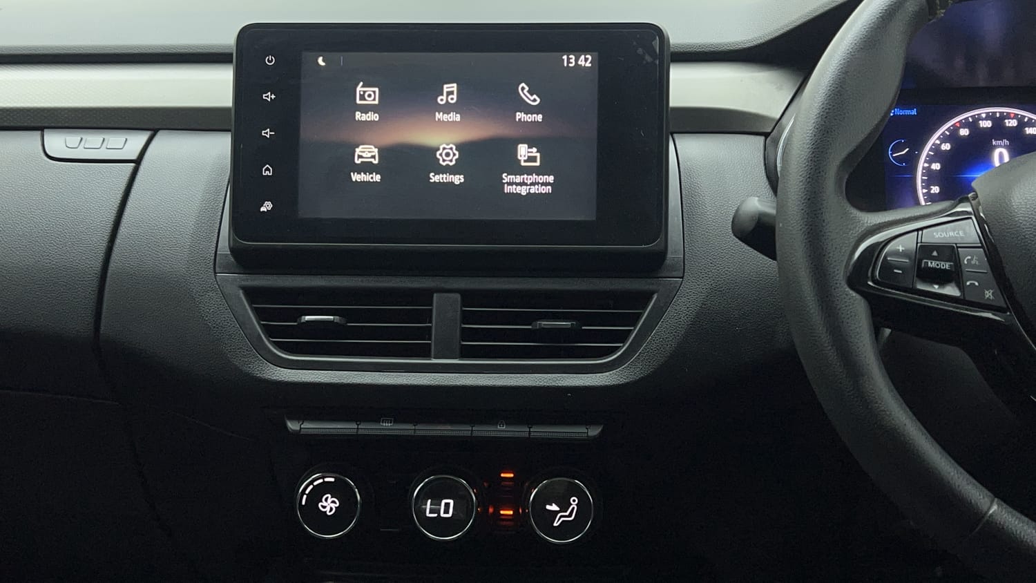 Used 2021 Renault Kiger RXZ 1.0 Turbo MT Petrol Manual interior MUSIC SYSTEM & AC CONTROL VIEW