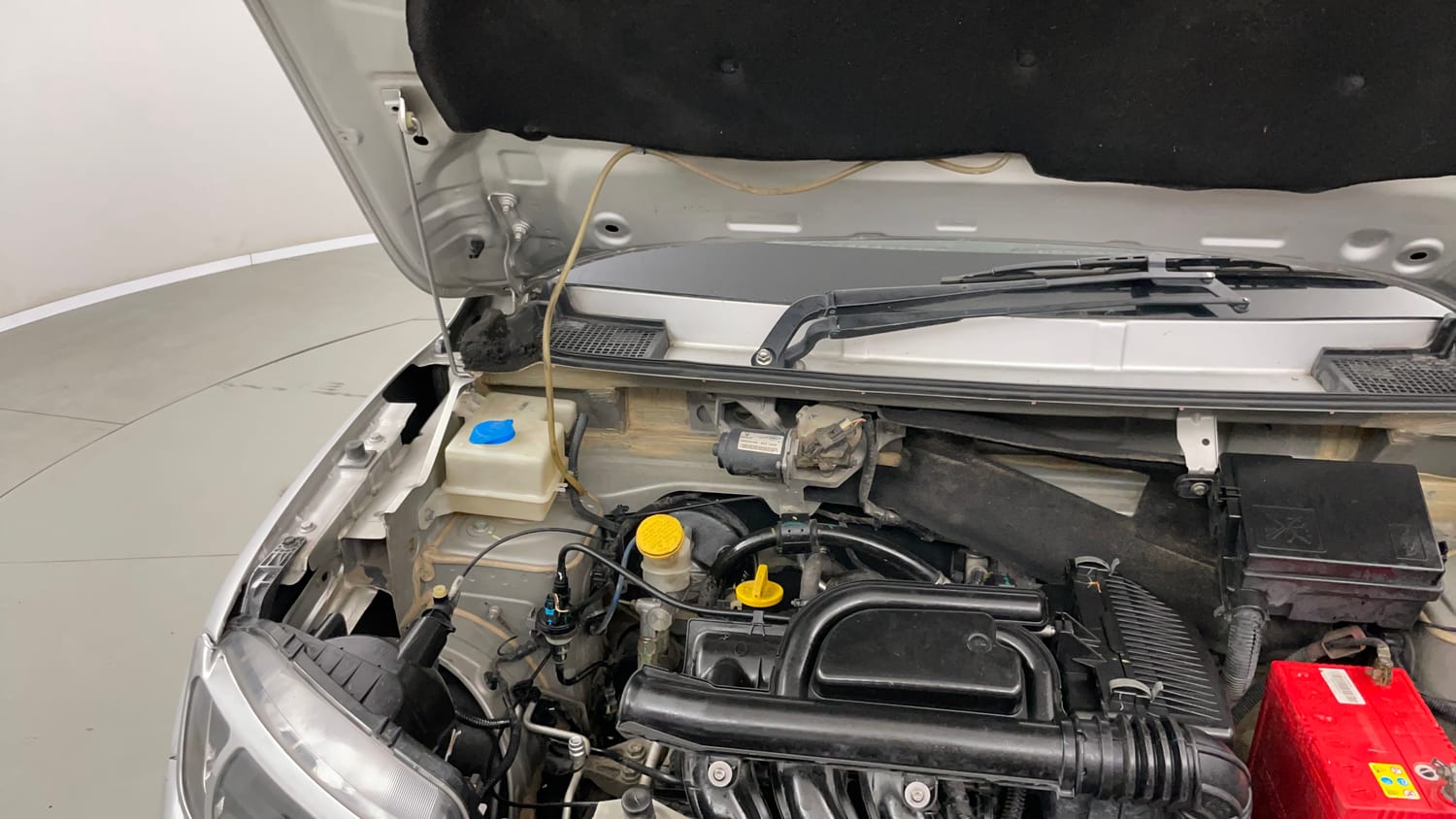 Used 2017 Renault Kwid 1.0 RXT Petrol Manual engine ENGINE RIGHT SIDE HINGE & APRON VIEW