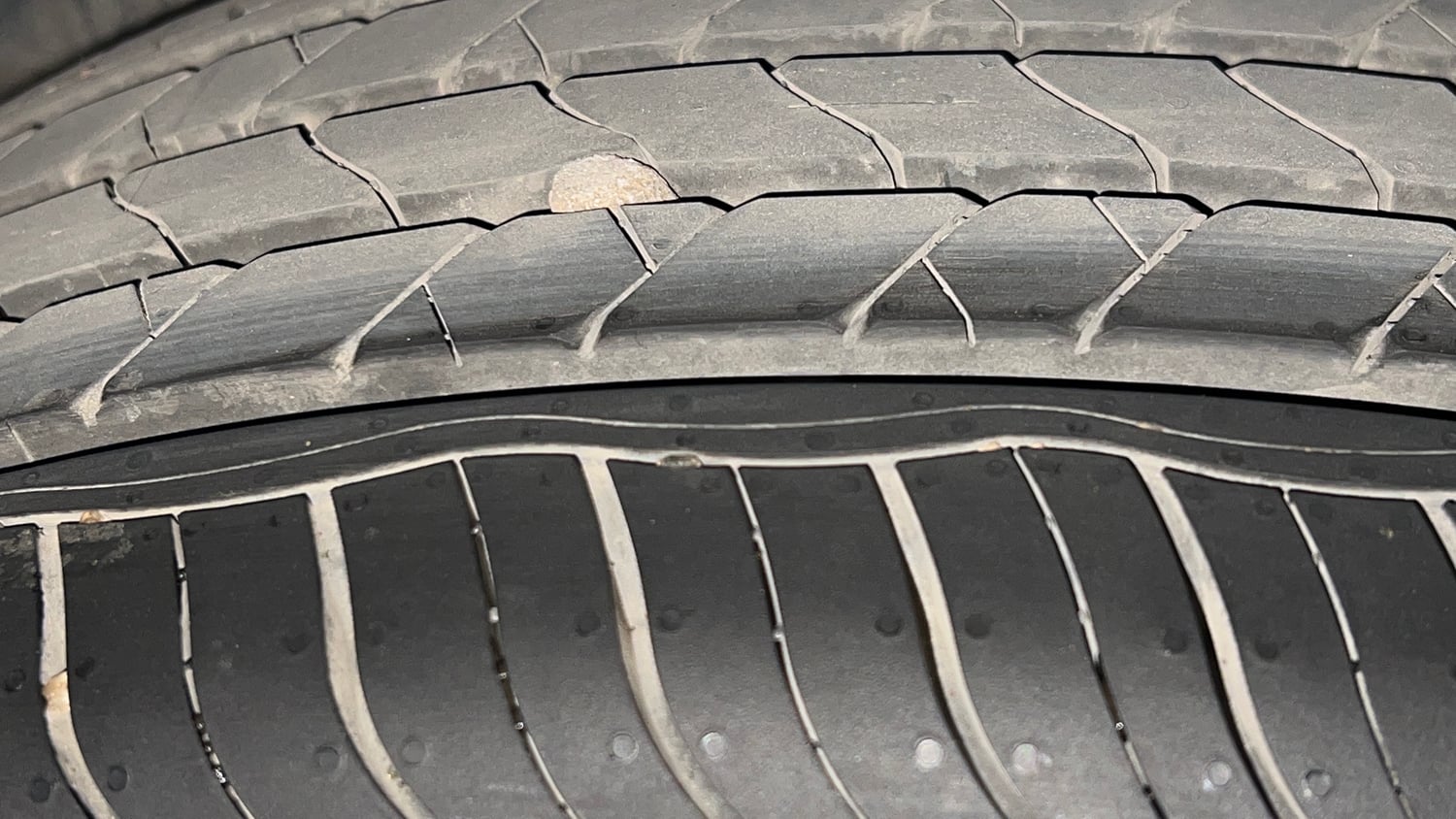 Used 2022 Maruti Suzuki XL6 Alpha Plus AT Petrol Petrol Automatic tyres LEFT REAR TYRE TREAD VIEW