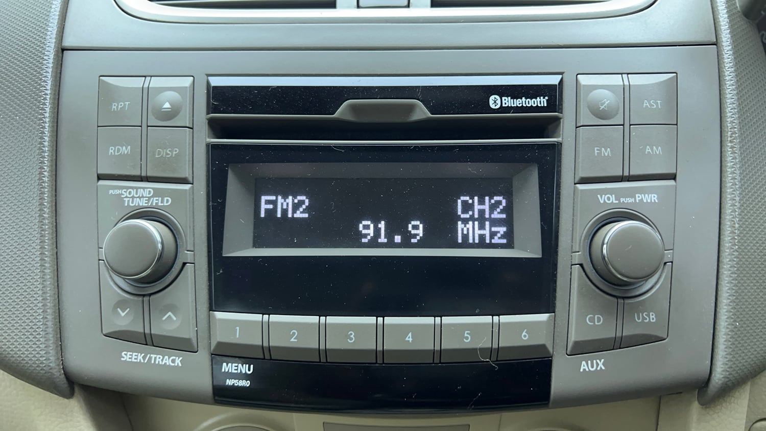 Used 2016 Maruti Suzuki Ertiga VXI AT Petrol Automatic top_features Integrated (in-dash) music system