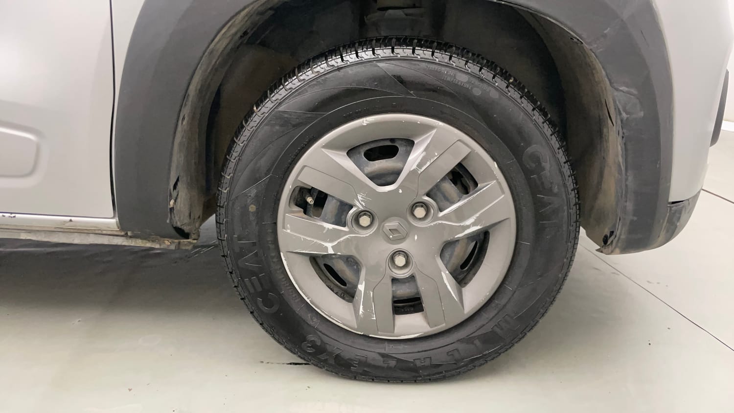Used 2017 Renault Kwid 1.0 RXT Petrol Manual tyres RIGHT FRONT TYRE RIM VIEW