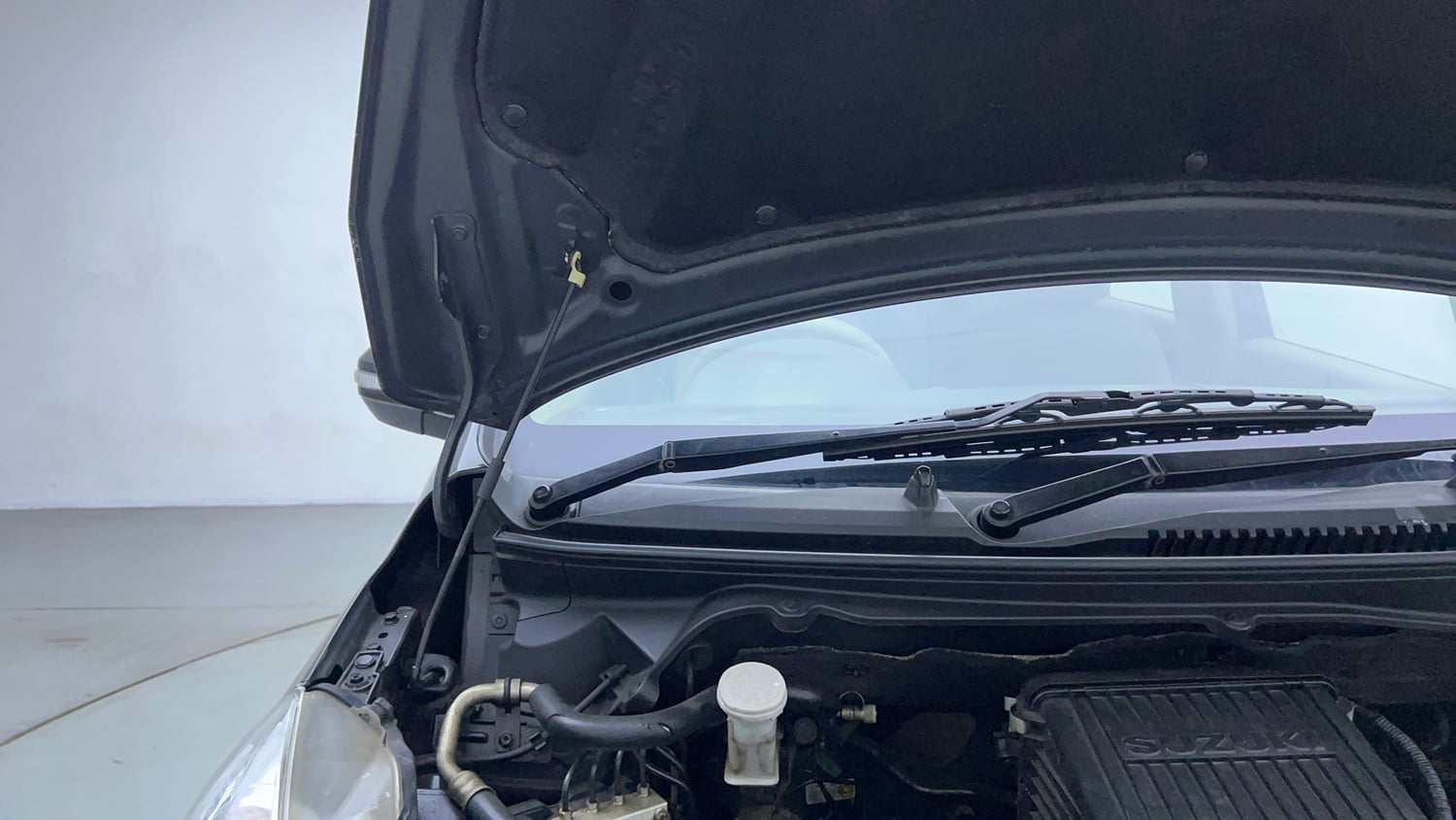 Used 2016 Maruti Suzuki Ertiga VXI AT Petrol Automatic engine ENGINE RIGHT SIDE HINGE & APRON VIEW