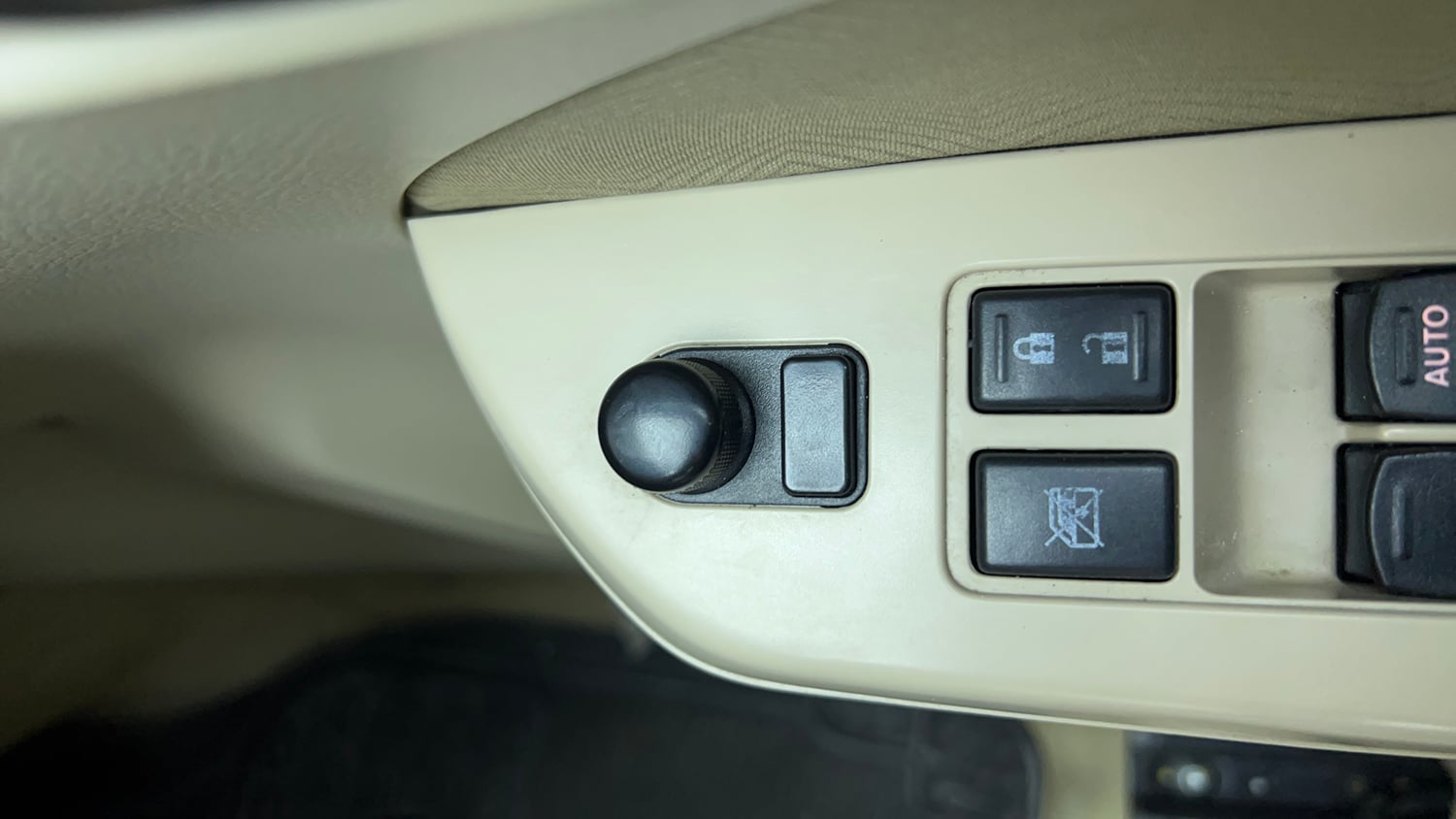 Used 2016 Maruti Suzuki Ertiga VXI AT Petrol Automatic top_features Adjustable ORVM