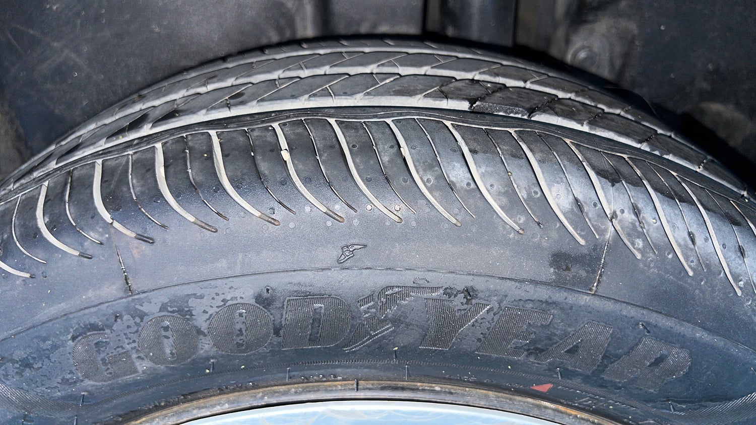 Used 2016 Maruti Suzuki Ertiga VXI AT Petrol Automatic tyres LEFT REAR TYRE TREAD VIEW