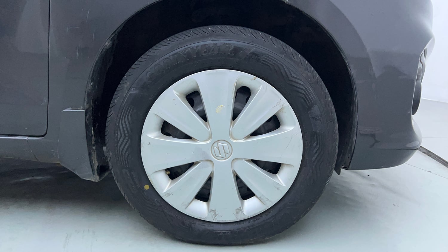 Used 2016 Maruti Suzuki Ertiga VXI AT Petrol Automatic tyres RIGHT FRONT TYRE RIM VIEW