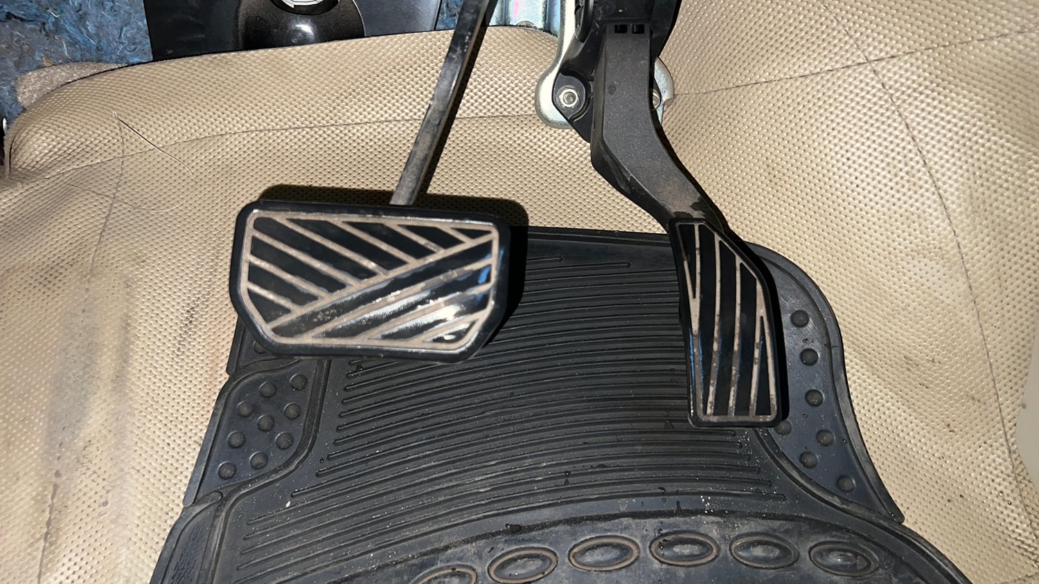 Used 2016 Maruti Suzuki Ertiga VXI AT Petrol Automatic interior PEDALS VIEW
