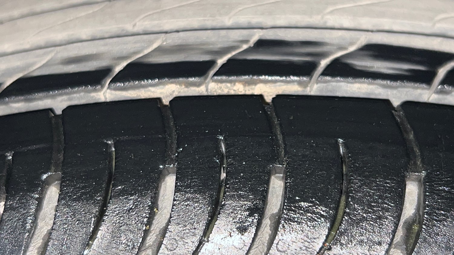 Used 2022 Maruti Suzuki XL6 Alpha Plus AT Petrol Petrol Automatic tyres LEFT FRONT TYRE TREAD VIEW