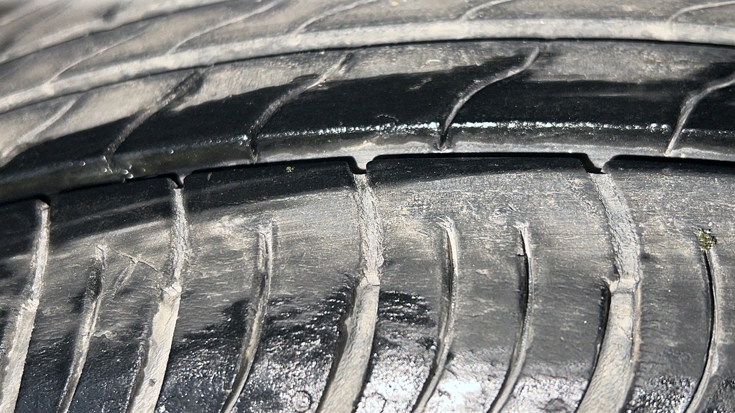 Used 2022 Maruti Suzuki XL6 Alpha Plus AT Petrol Petrol Automatic tyres RIGHT FRONT TYRE TREAD VIEW