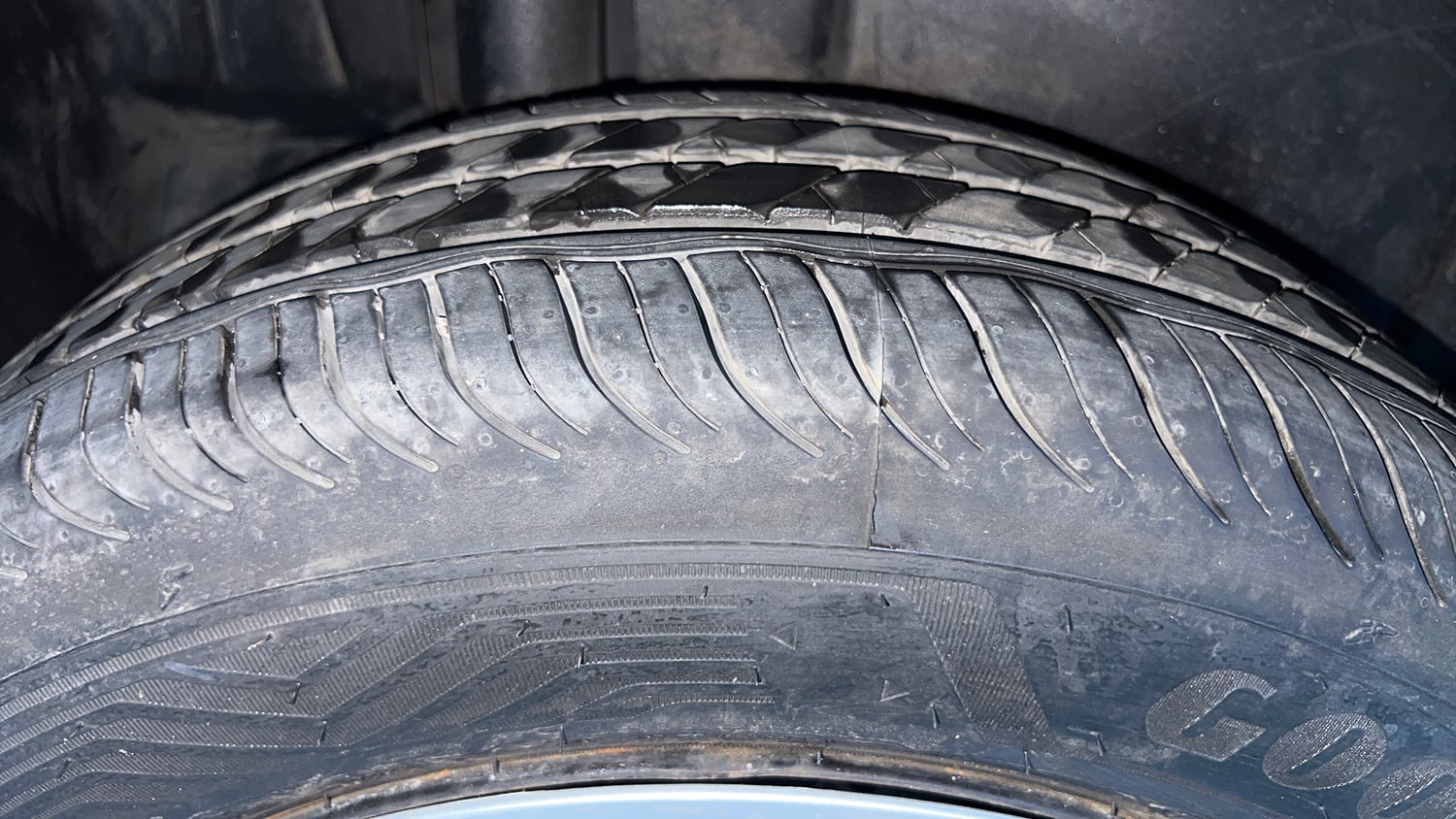 Used 2016 Maruti Suzuki Ertiga VXI AT Petrol Automatic tyres RIGHT REAR TYRE TREAD VIEW