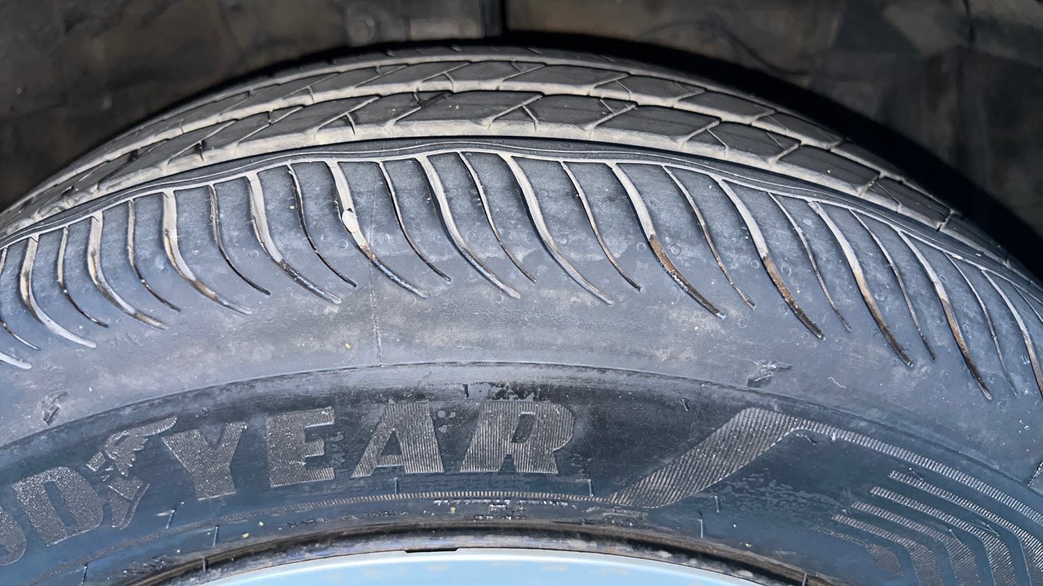 Used 2016 Maruti Suzuki Ertiga VXI AT Petrol Automatic tyres RIGHT FRONT TYRE TREAD VIEW