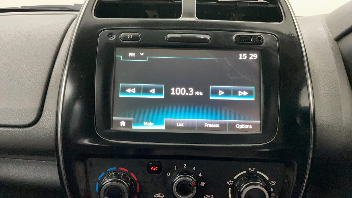 Used 2017 Renault Kwid 1.0 RXT Petrol Manual top_features Touch screen infotainment system