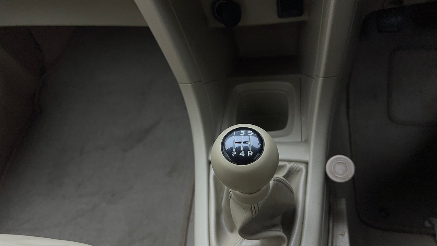 Used 2015 Maruti Suzuki Swift Dzire VXI Petrol Manual interior GEAR  KNOB VIEW