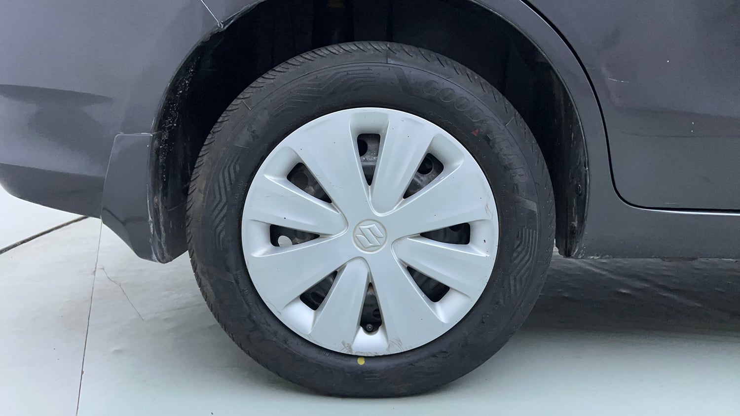 Used 2016 Maruti Suzuki Ertiga VXI AT Petrol Automatic tyres RIGHT REAR TYRE RIM VIEW