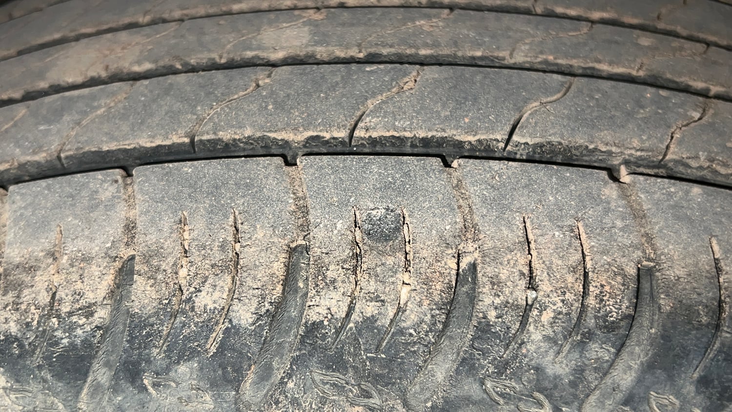 Used 2023 Maruti Suzuki XL6 Alpha MT Petrol Petrol Manual tyres LEFT REAR TYRE TREAD VIEW