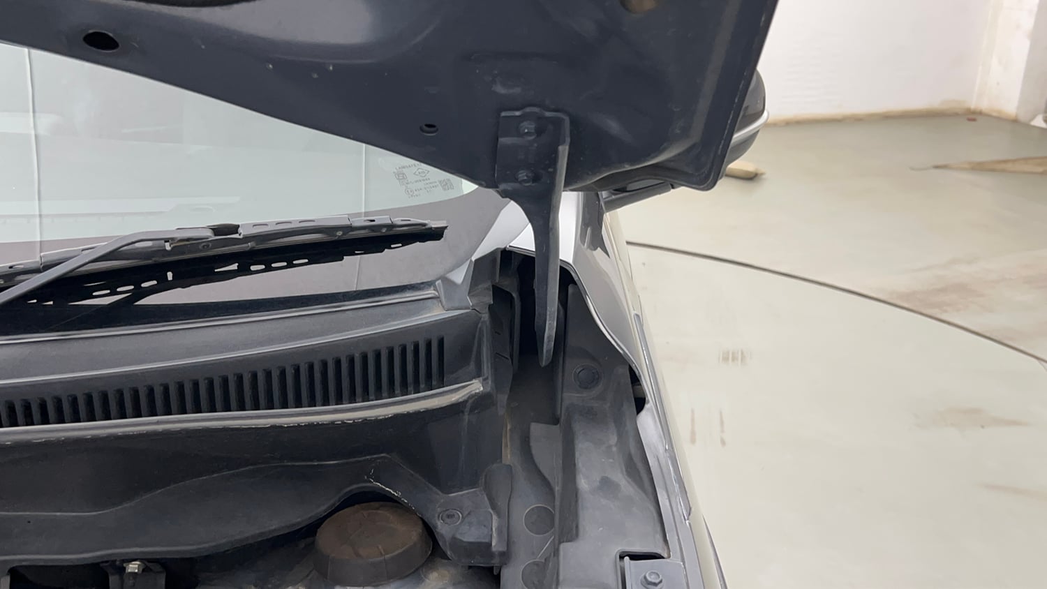 Used 2023 Maruti Suzuki XL6 Alpha MT Petrol Petrol Manual engine ENGINE LEFT SIDE HINGE & APRON VIEW