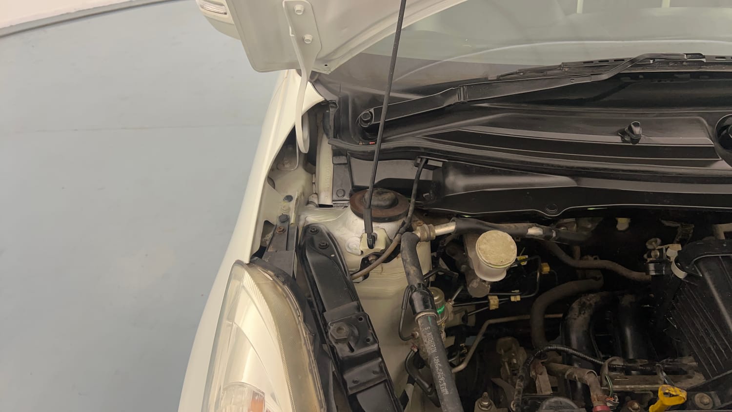 Used 2014 Maruti Suzuki Swift VXi Petrol Manual engine ENGINE RIGHT SIDE HINGE & APRON VIEW