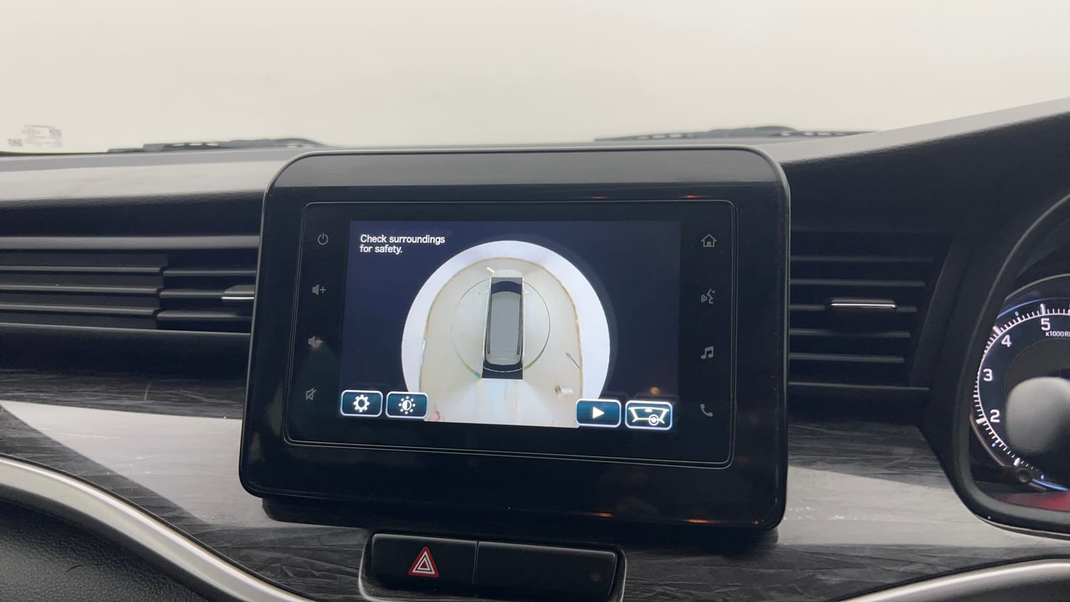 Used 2023 Maruti Suzuki XL6 Alpha MT Petrol Petrol Manual top_features 360 view camera