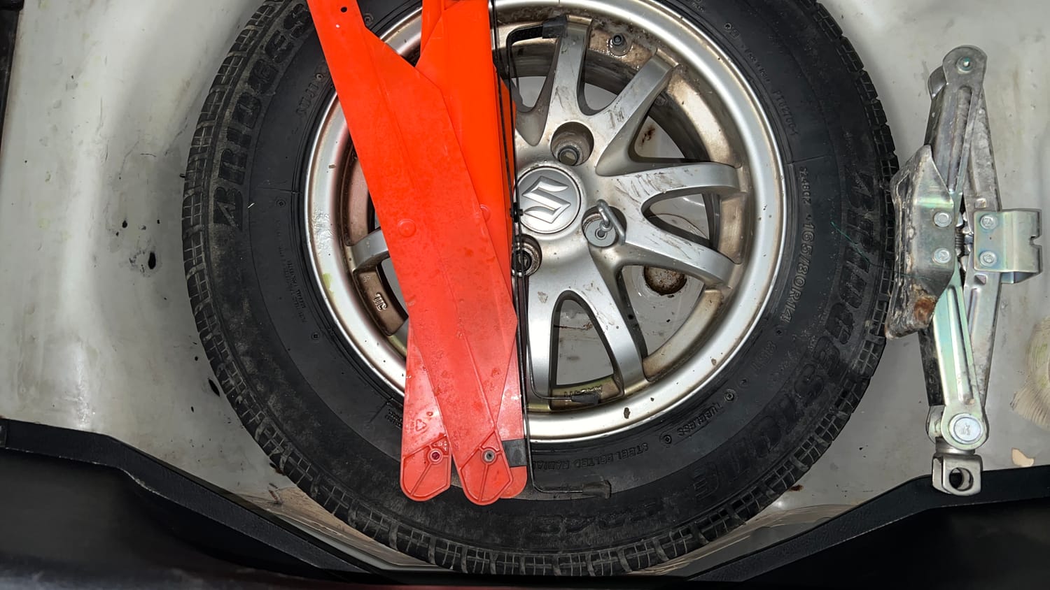 Used 2014 Maruti Suzuki Swift VXi Petrol Manual tyres SPARE TYRE VIEW