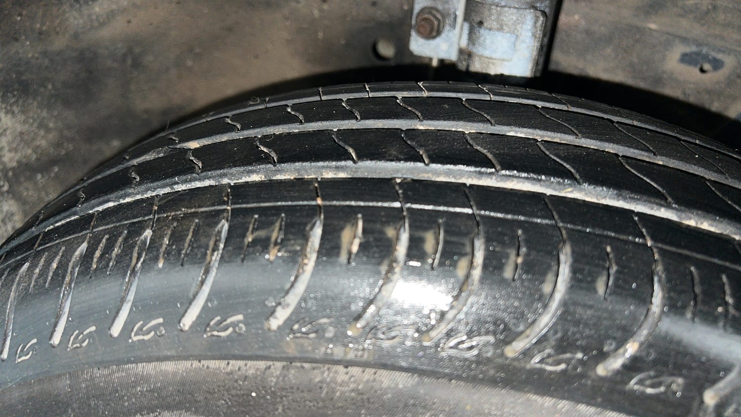 Used 2014 Maruti Suzuki Swift VXi Petrol Manual tyres RIGHT FRONT TYRE TREAD VIEW