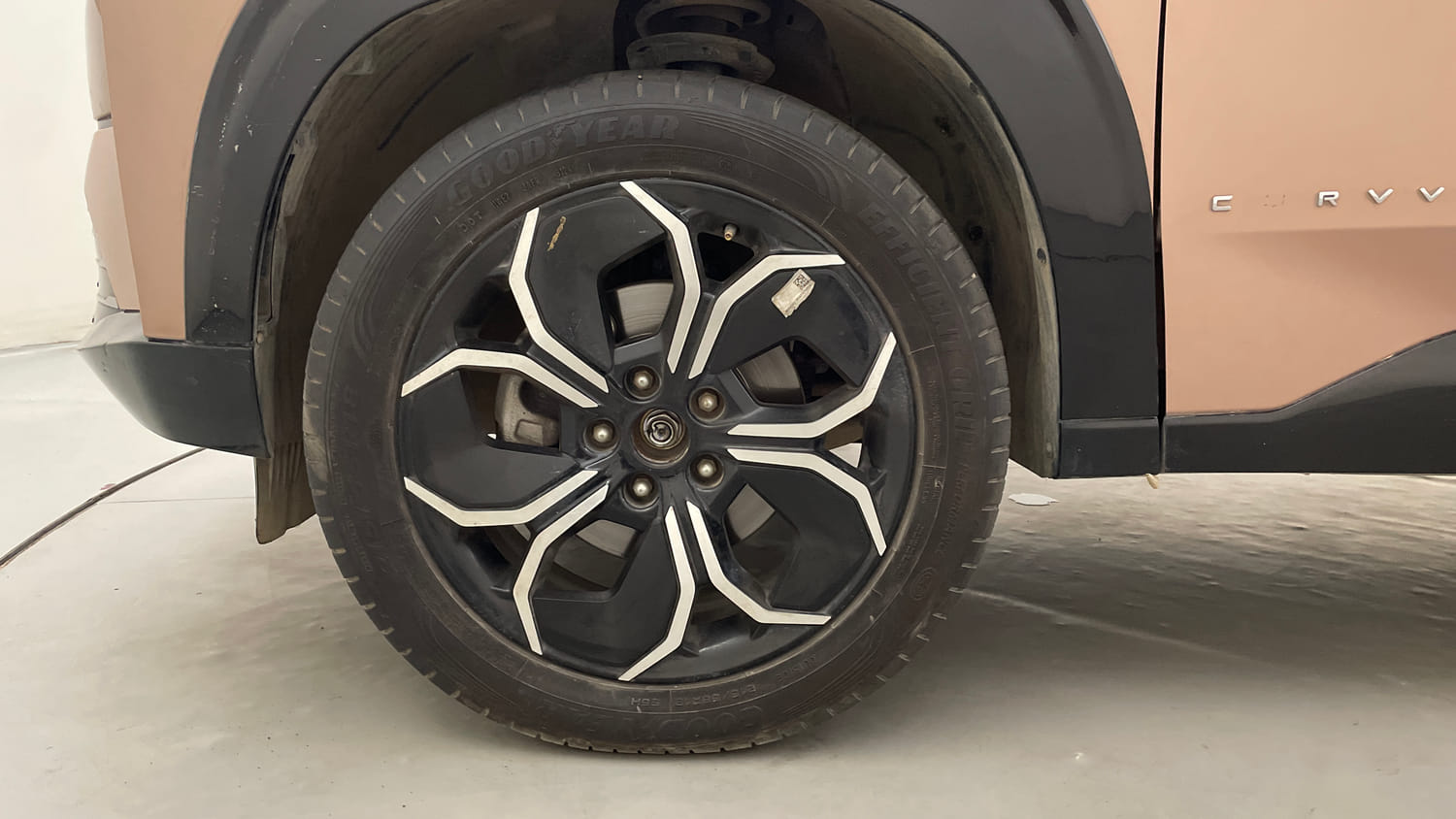 Used 2025 Tata Curvv Accomplished Plus A 1.5 Kryojet Diesel 6MT Diesel Manual tyres LEFT FRONT TYRE RIM VIEW