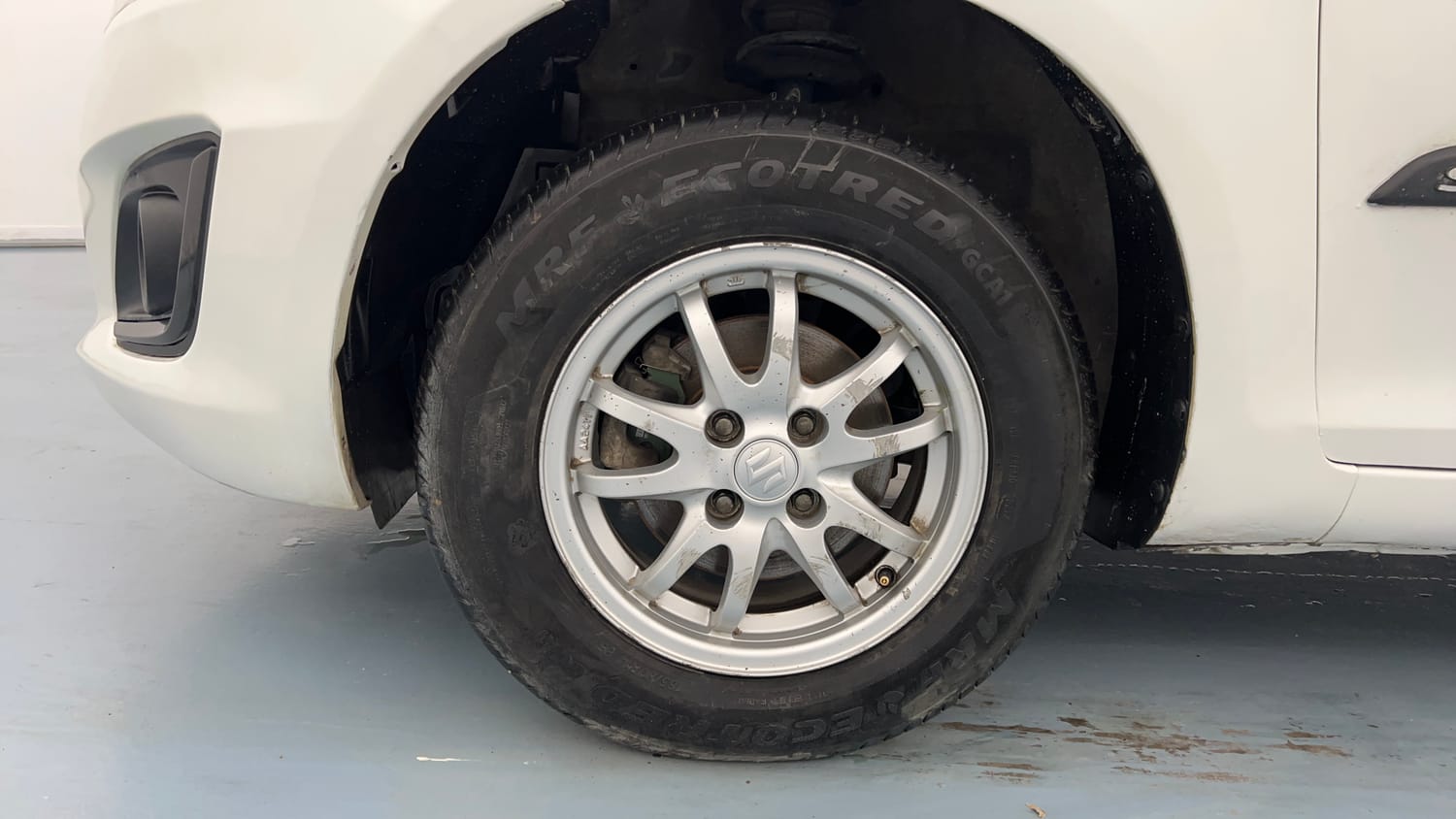 Used 2014 Maruti Suzuki Swift VXi Petrol Manual tyres LEFT FRONT TYRE RIM VIEW
