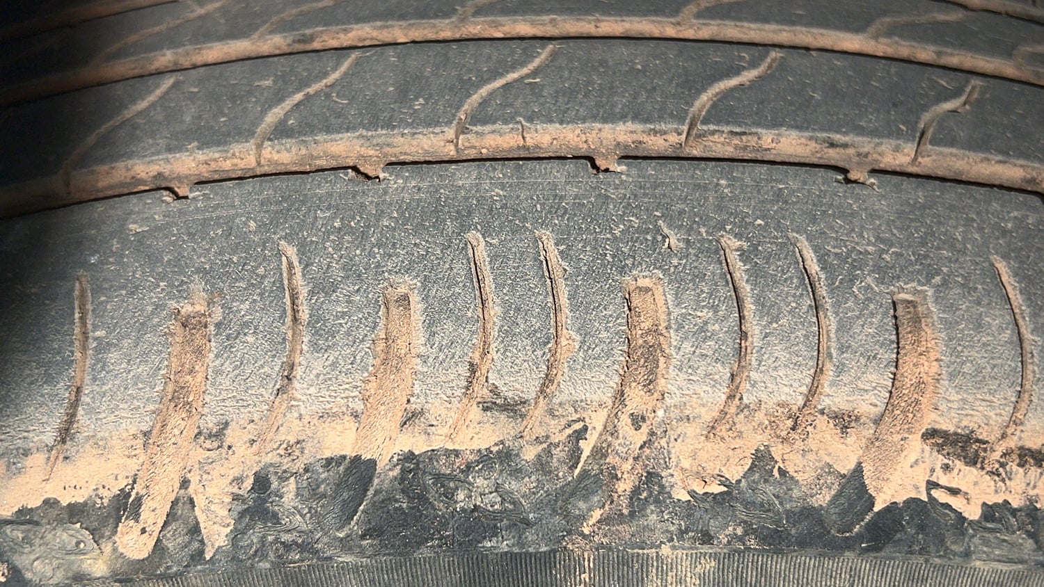 Used 2023 Maruti Suzuki XL6 Alpha MT Petrol Petrol Manual tyres RIGHT FRONT TYRE TREAD VIEW