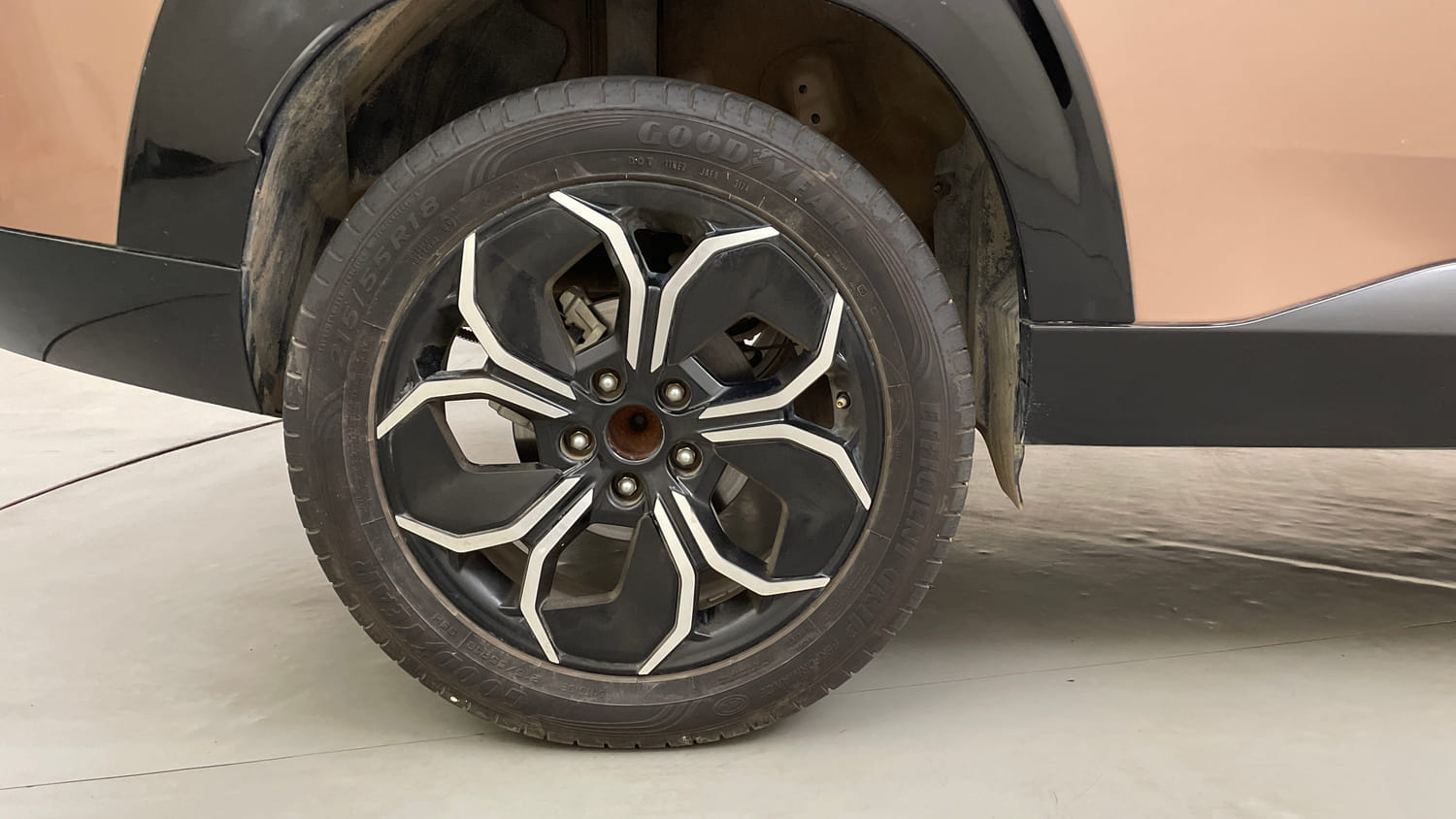 Used 2025 Tata Curvv Accomplished Plus A 1.5 Kryojet Diesel 6MT Diesel Manual tyres RIGHT REAR TYRE RIM VIEW