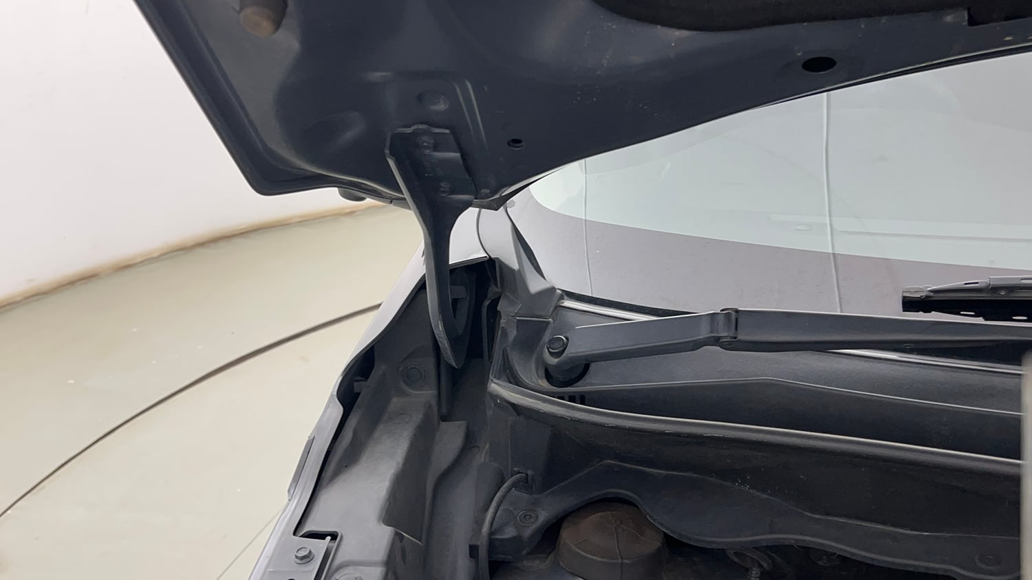 Used 2023 Maruti Suzuki XL6 Alpha MT Petrol Petrol Manual engine ENGINE RIGHT SIDE HINGE & APRON VIEW
