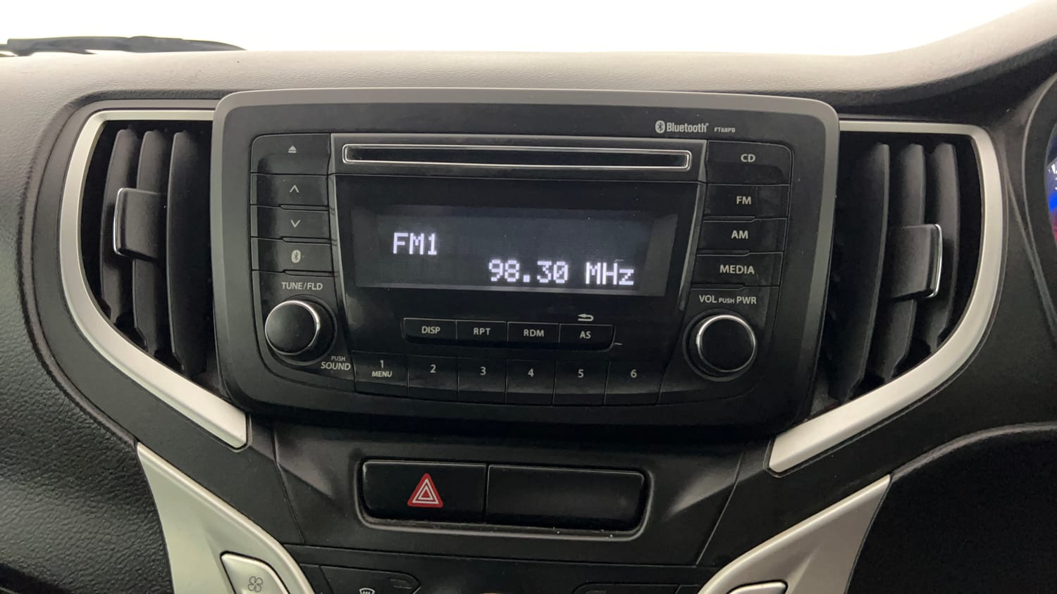 Used 2016 Maruti Suzuki Baleno Zeta 1.2 Petrol Manual top_features Integrated (in-dash) music system