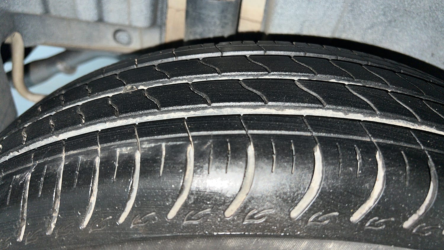 Used 2014 Maruti Suzuki Swift VXi Petrol Manual tyres RIGHT REAR TYRE TREAD VIEW