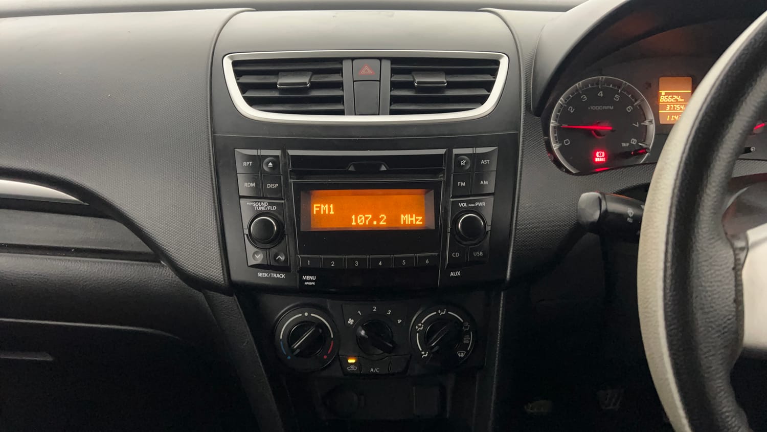 Used 2014 Maruti Suzuki Swift VXi Petrol Manual interior MUSIC SYSTEM & AC CONTROL VIEW