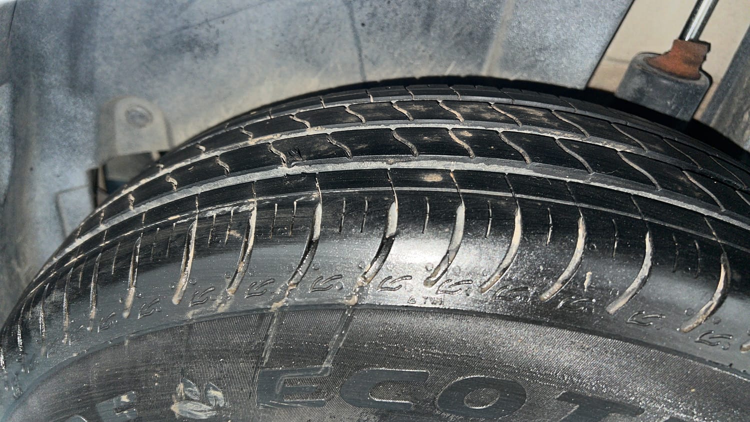 Used 2014 Maruti Suzuki Swift VXi Petrol Manual tyres LEFT REAR TYRE TREAD VIEW