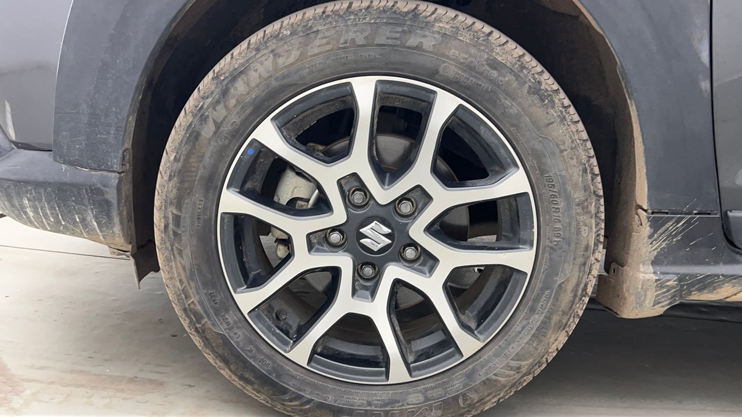 Used 2023 Maruti Suzuki XL6 Alpha MT Petrol Petrol Manual tyres LEFT FRONT TYRE RIM VIEW