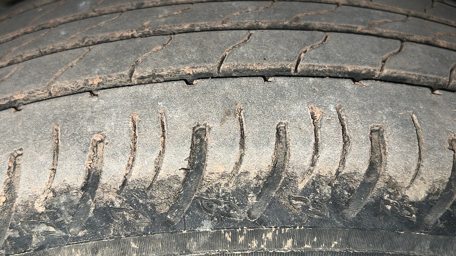 Used 2023 Maruti Suzuki XL6 Alpha MT Petrol Petrol Manual tyres LEFT FRONT TYRE TREAD VIEW