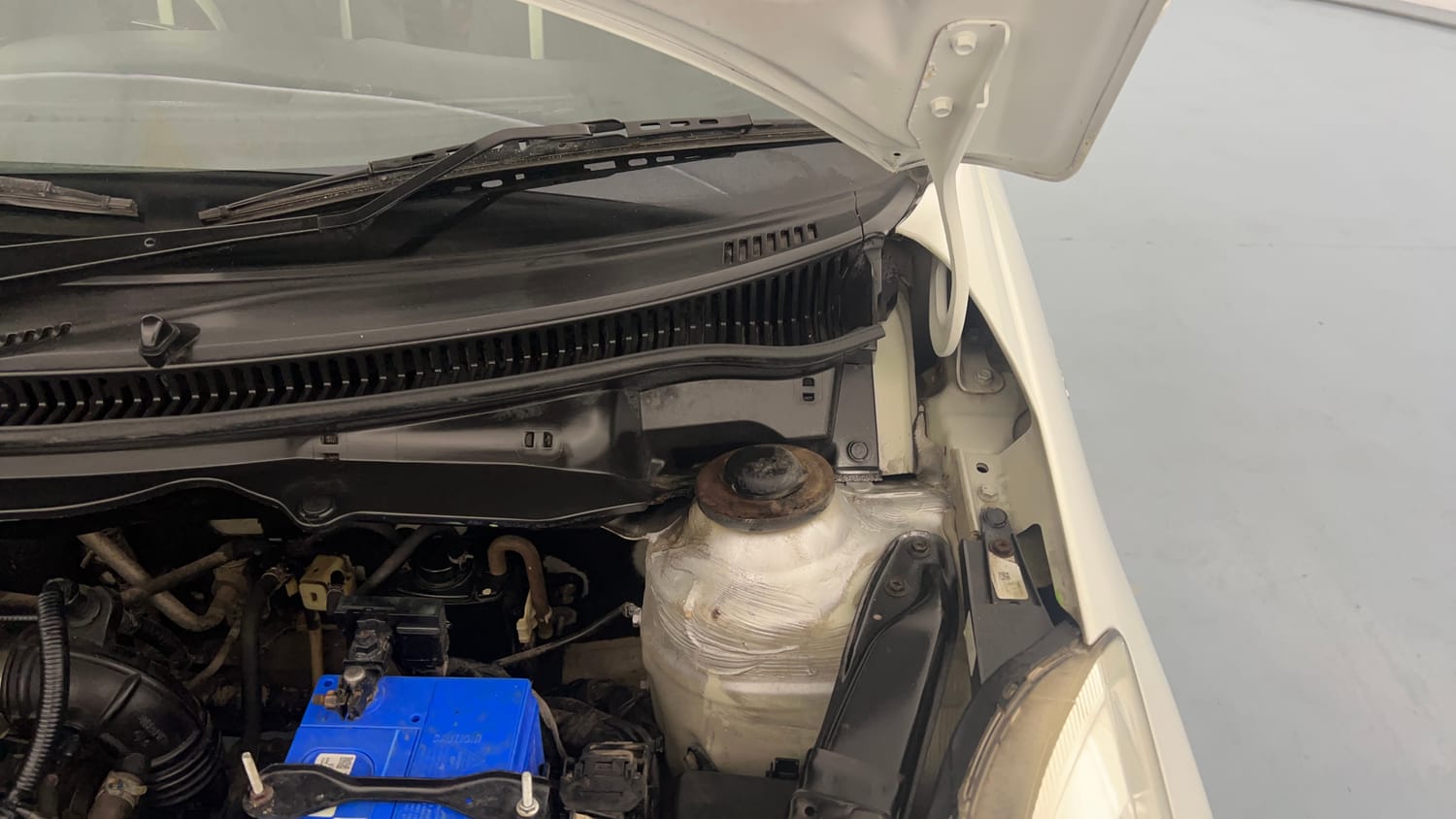 Used 2014 Maruti Suzuki Swift VXi Petrol Manual engine ENGINE LEFT SIDE HINGE & APRON VIEW