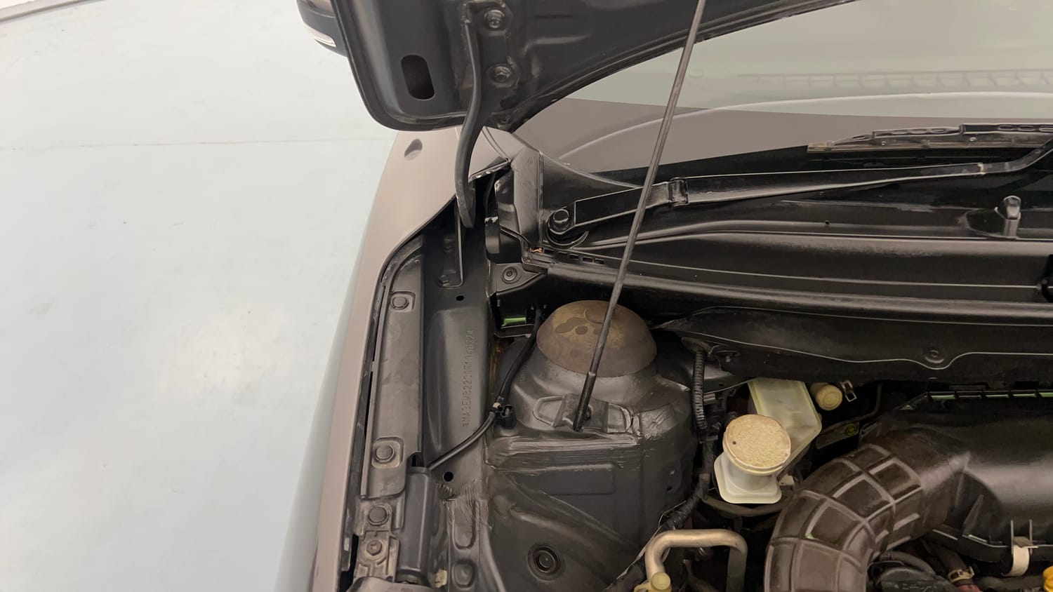 Used 2016 Maruti Suzuki Baleno Zeta 1.2 Petrol Manual engine ENGINE RIGHT SIDE HINGE & APRON VIEW