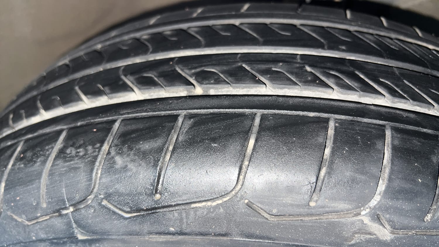 Used 2023 Maruti Suzuki Ertiga ZXi Plus AT Petrol Automatic tyres RIGHT FRONT TYRE TREAD VIEW