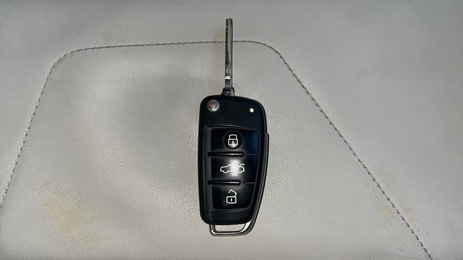 Used 2023 Audi Q3 40 TFSI Premium Plus Petrol Automatic extra CAR KEY VIEW