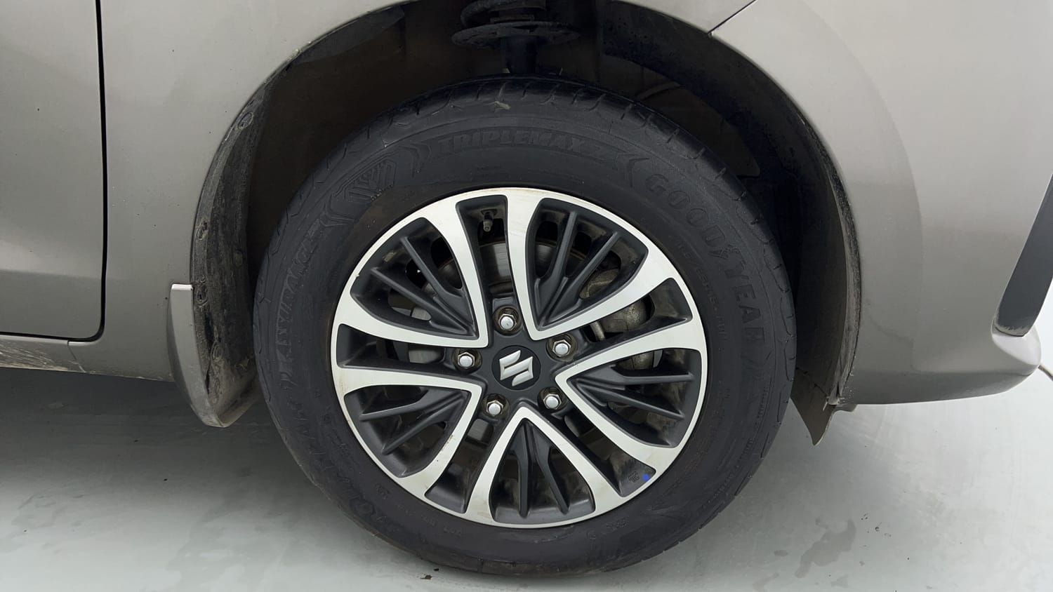 Used 2023 Maruti Suzuki Ertiga ZXi Plus AT Petrol Automatic tyres RIGHT FRONT TYRE RIM VIEW