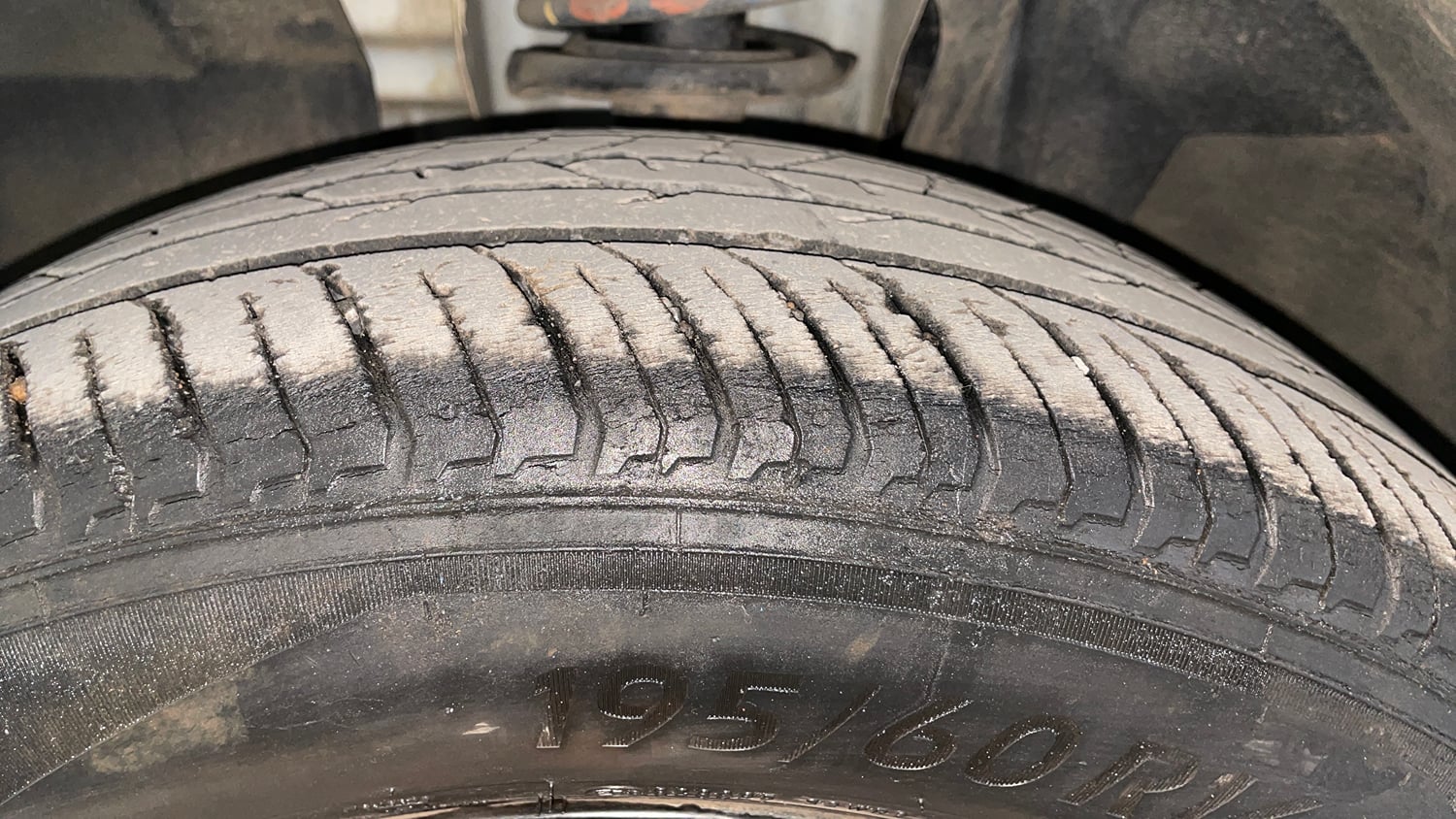 Used 2023 Nissan Magnite XV Premium Turbo CVT Petrol Automatic tyres LEFT FRONT TYRE TREAD VIEW