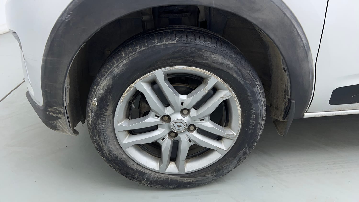 Used 2022 Renault Triber RXZ EASY-R AMT Petrol Automatic tyres LEFT FRONT TYRE RIM VIEW