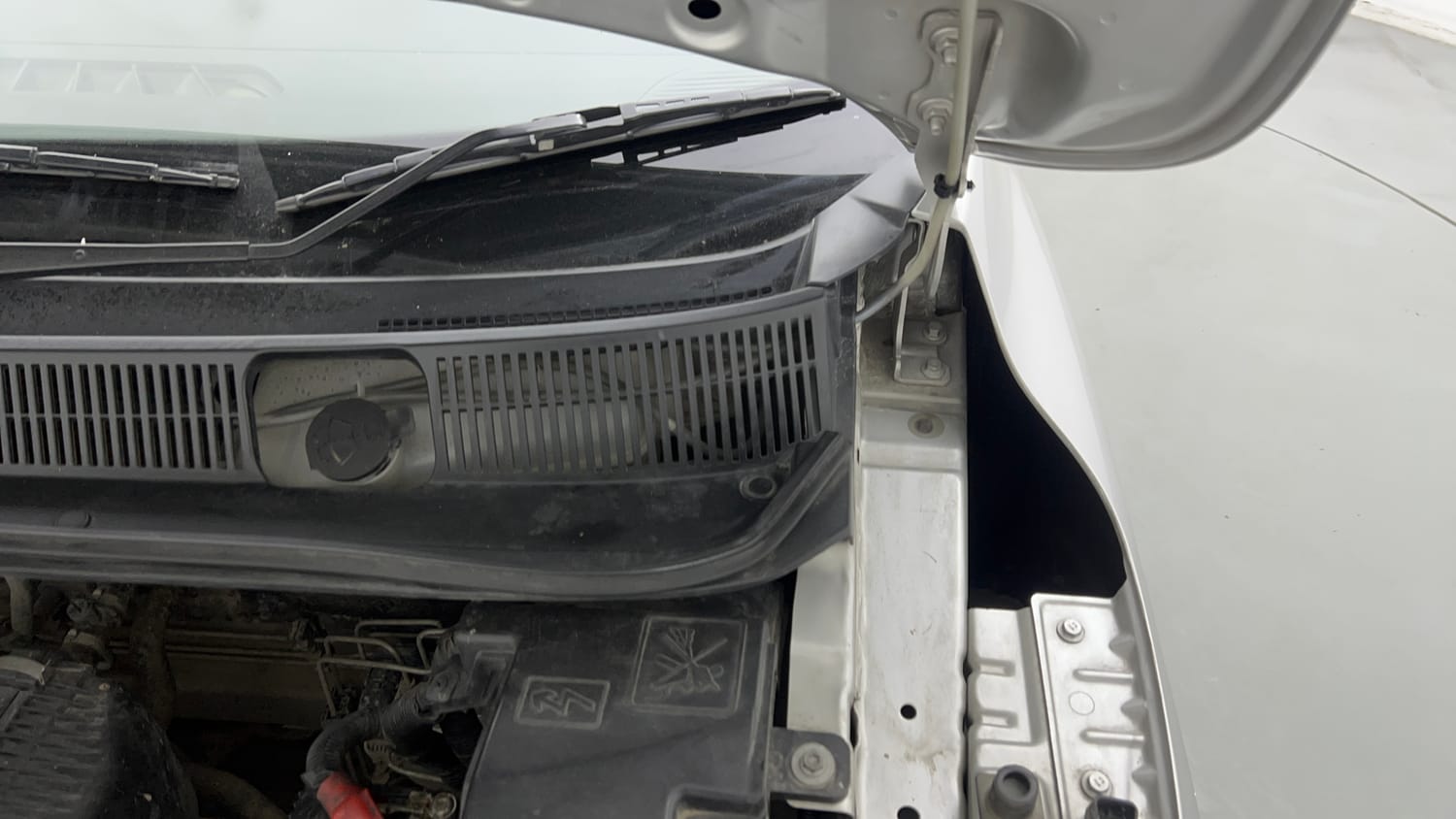 Used 2022 Renault Triber RXZ EASY-R AMT Petrol Automatic engine ENGINE LEFT SIDE HINGE & APRON VIEW