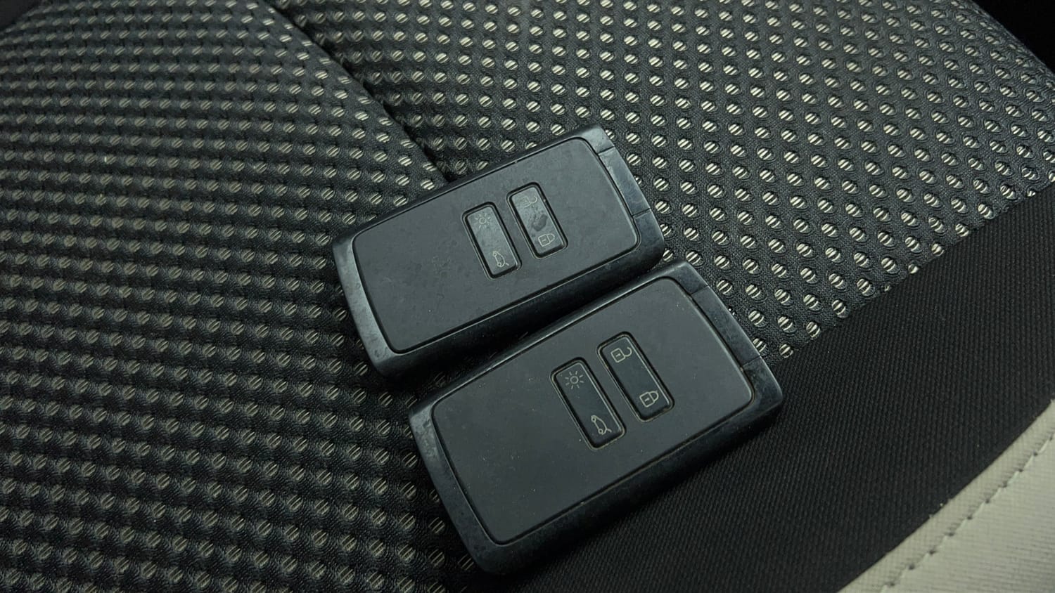 Used 2022 Renault Triber RXZ EASY-R AMT Petrol Automatic extra CAR KEY VIEW