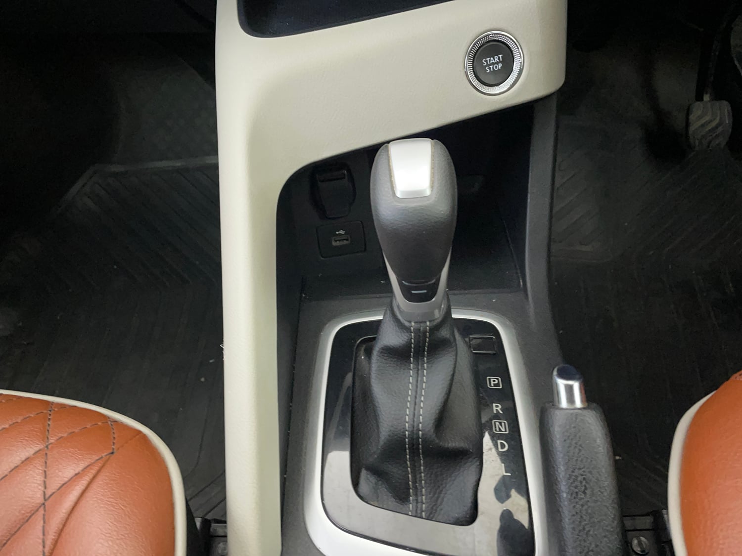 Used 2023 Nissan Magnite XV Premium Turbo CVT Petrol Automatic interior GEAR  KNOB VIEW