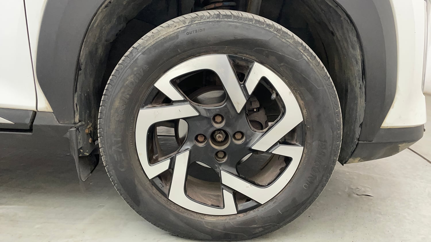 Used 2023 Nissan Magnite XV Premium Turbo CVT Petrol Automatic tyres RIGHT FRONT TYRE RIM VIEW