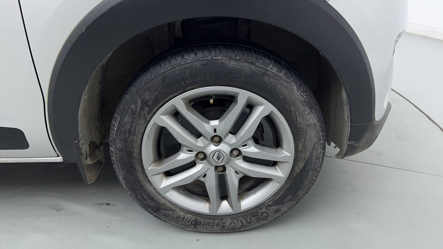 Used 2022 Renault Triber RXZ EASY-R AMT Petrol Automatic tyres RIGHT FRONT TYRE RIM VIEW