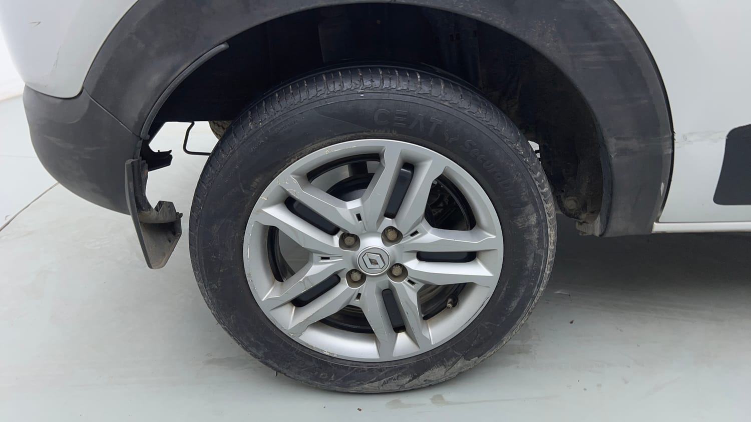 Used 2022 Renault Triber RXZ EASY-R AMT Petrol Automatic tyres RIGHT REAR TYRE RIM VIEW